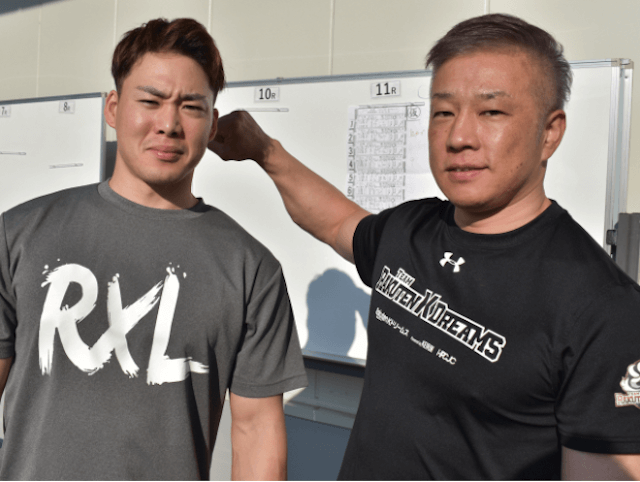 犬伏湧也選手と小倉竜二選手の写真