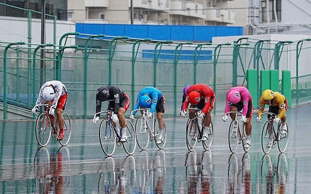 雨が降るレース画像